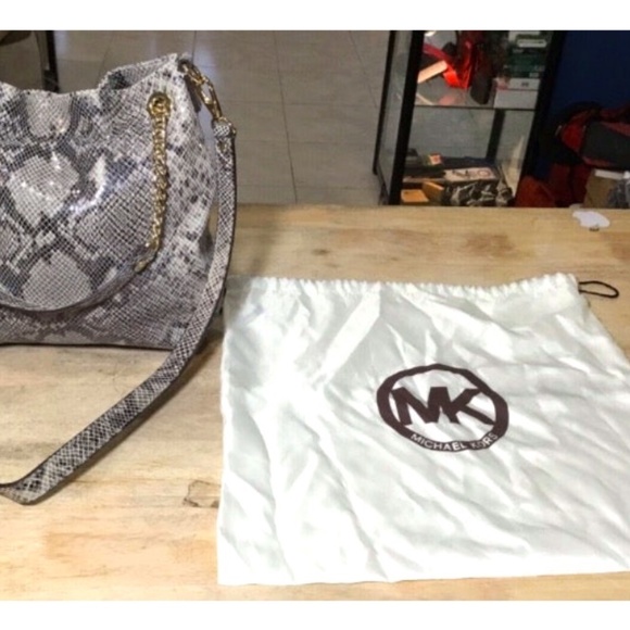 Michael Kors Womens Snakeskin Python Leather Bucket Shoulder Bag Purse Medium - Picture 2 of 8